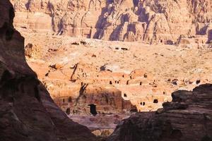 königliche gräberstrukturen in der antiken stadt petra, jordanien. es ist als Loculi bekannt. Petra hat zu seiner Ernennung zum Unesco-Weltkulturerbe geführt foto