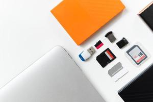 usa - 2021 - verschiedene digitale datenspeicher. usb-sticks, externe festplatte, sd-karten, mini- und micro-sd-karten, laptop auf weißem isoliertem hintergrund. Text im flachen Layout kopieren foto