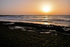 Blick auf den Strand bei Sonnenuntergang foto