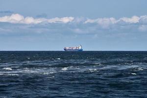 containerfrachtschiff frachter, import export handelslogistiktransport, frachtschiff im blauen meer