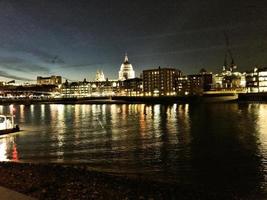 ein Blick auf die Themse bei Nacht foto