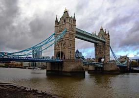 ein blick auf die themse zeigt die tower bridge foto