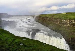 ein blick auf den gulfoss-wasserfall in island foto