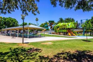 kostenloser öffentlicher Park mit Kinderspielgeräten und Pergola foto