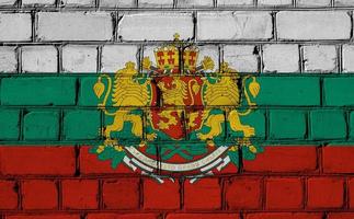 Flagge und Wappen von Bulgarien auf einem strukturierten Hintergrund. Konzept-Collage. foto