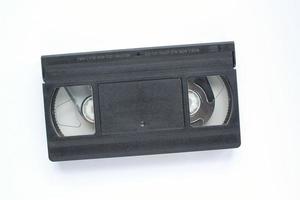 schwarze vhs-videorecorderkassette auf weißem hintergrund. alte veraltete technologie für die bandaufzeichnung und das ansehen von medienfilmen. retro, vintage, geschichte, nostalgiekonzept. Ansicht von oben, flach liegend foto