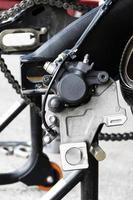 Nahaufnahme Hinterradbremse Motorrad mit Rückansicht Motorrad bis zum Stehen, um das Rad zu entfernen, um den Reifen zu wechseln foto