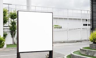 Outdoor-Schild mit weißem Hintergrund Mock-up. Beschneidungspfad foto