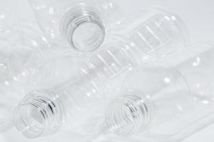 leere Plastikflaschen auf weißem Hintergrund