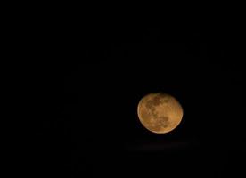 Mond in einem dunklen Himmel foto