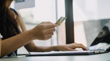 Konzept Online-Zahlung mit Kreditkarte. hand von männern, die einen laptop für die zahlung verwenden, schließen eine online-krankenversicherung ab. foto