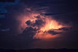 beleuchtete Wolken bei Sonnenuntergang foto