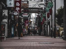 osaka, japan, 2018-touristen packen das einkaufsviertel in osaka foto