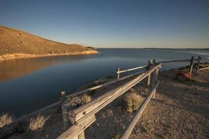 Holzzaun am Meer foto