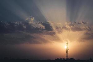 bunter Sonnenuntergang mit einer Silhouette eines Turms foto