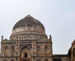 Mughal-Architektur in den Lodhi-Gärten, Delhi, Indien, schöne Architektur in der dreikuppeligen Moschee im Lodhi-Garten soll die Freitagsmoschee für das Freitagsgebet sein, Lodhi-Gartengrab foto