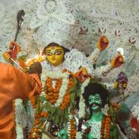 göttin durga mit traditionellem blick in nahansicht bei einem südkolkata durga puja, durga puja idol, einem größten hindu-navratri-festival in indien foto