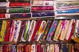 künstlerische Vielfalt Schatten Tonfarben Bettlaken gestapelt auf Ladenregal zum Verkauf foto