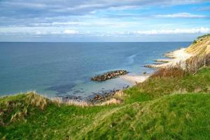 hundested, dänemark auf der klippe mit blick auf das meer. ostseeküste, grasbewachsen foto