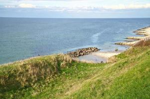 hundested, dänemark auf der klippe mit blick auf das meer. ostseeküste, grasbewachsen foto