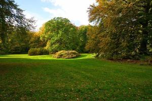 Schlosspark Frederiksborg im Herbst mit mächtigen Laubbäumen auf den Gartenwiesen foto