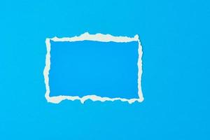 zerrissenes Papierblatt mit zerrissenem Rand auf blauem Hintergrund foto