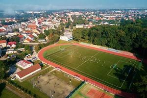 stadtbild einer kleinen europäischen stadt, luftbild foto