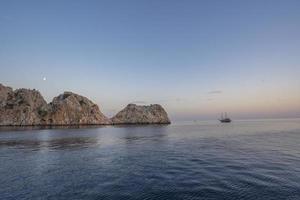 Blick auf Stein und Insel vom Meer. Sightseeing-Tour mit dem Boot foto