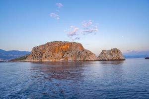 Blick auf Stein und Insel vom Meer. Sightseeing-Tour mit dem Boot foto