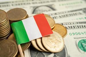 stapel münzen geld mit italien-flagge, finanzbankkonzept. foto