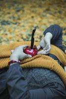 Nahaufnahme Frau mit Granatapfel mit Messer Konzept Foto