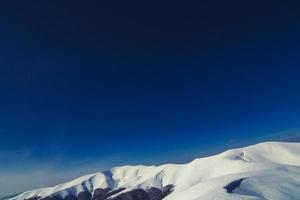 verschneite Berghänge Landschaftsfoto foto