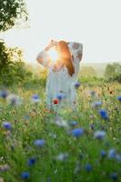 Frau im sonnendurchfluteten Feld szenische Fotografie foto