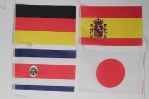 Lederfußball mit internationalen Mannschaftsflaggen der teilnehmenden Länder am Meisterschaftsturnier isoliert auf weißem Hintergrund. Fußballausrüstung Wettkampfspiel. WM-Konzept. foto