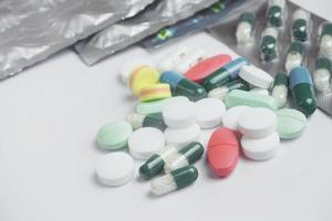 mehrfarbige Pillen und Tabletten auf weißem Hintergrund foto