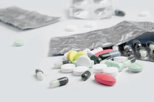 mehrfarbige Pillen und Tabletten auf weißem Hintergrund foto