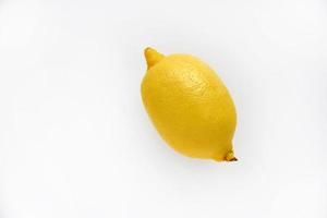 gelbe reife Zitrone auf weißem Hintergrund. saftige zitronen nahaufnahme. Isolat der Frucht einer gelben Zitrone. foto