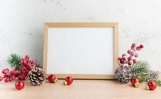 weißes leeres holzrahmenmodell mit weihnachtsdekorationen foto