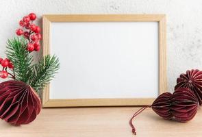 weißes leeres holzrahmenmodell mit weihnachtsdekorationen foto