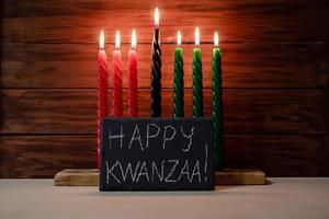 Fröhliches Kwanzaa. afroamerikanischer urlaub. sieben Kerzen rot, schwarz und grün foto