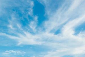 blauer himmel hintergrund mit weißen wolken cumulus schwebender weichzeichner, kopierraum. foto