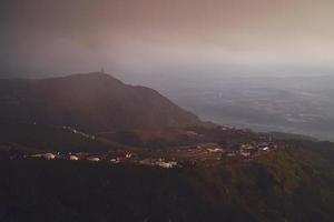 hohe ansicht vom phu thap boek berg phetchabun provinz, thailand. kaltes Wetter, hohe Berge und dichter Nebel. foto