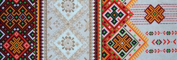 traditionelle ukrainische volkskunst gestricktes stickmuster auf textilgewebe foto