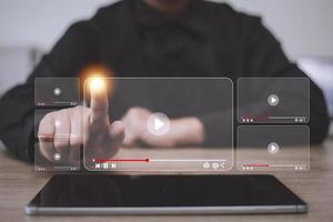 Online-Film-Streaming. Ansehen eines Films auf einem Handy-Laptop mit einem imaginären Videoplayer-Dienst.