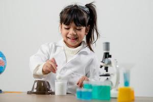 bildung, wissenschaft, chemie und kinderkonzept - kinder oder schüler mit reagenzglasexperimenten im schullabor foto