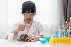 bildung, wissenschaft, chemie und kinderkonzept - kinder oder schüler mit reagenzglasexperimenten im schullabor foto