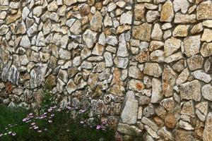 hohe Mauer aus Stein und Beton. foto