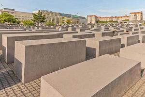 Blick auf Betonblöcke des Holocaust-Mahnmals in Berlin im Sommer foto