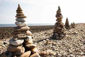 Kiesstapel am Strand von Lindisfarne Holy Island foto