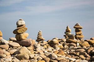 Kiesstapel am Strand von Lindisfarne Holy Island foto